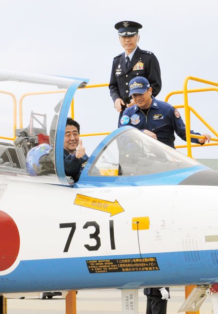 ブルーインパルスの練習機のコックピットで親指を立て、上機嫌の安倍晋三首相＝宮城県東松島市の航空自衛隊松島基地　（c）朝日新聞社　＠＠写禁