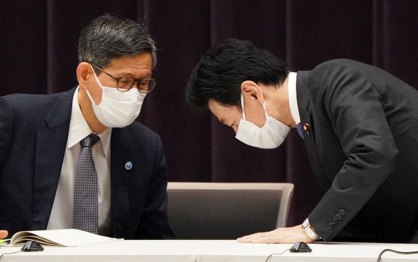政府分科会の尾身茂会長（左）と西村新型コロナウイルス対策担当相（ｃ）朝日新聞社
