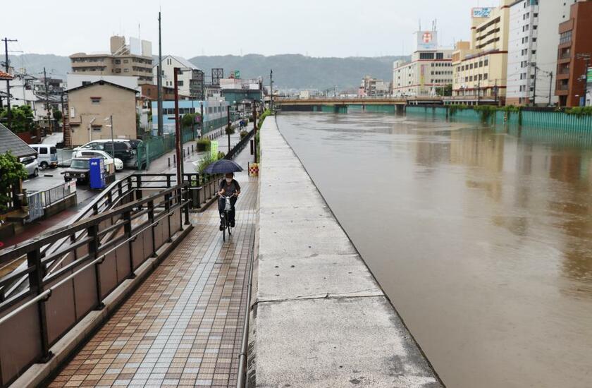 統計開始以来、最も早い梅雨入りとなった大阪。5月20日の夜から翌朝にかけての豪雨で寝屋川が増水。周辺の住宅よりも水位が上がった／5月21日、大阪府大東市（ｃ）朝日新聞社
