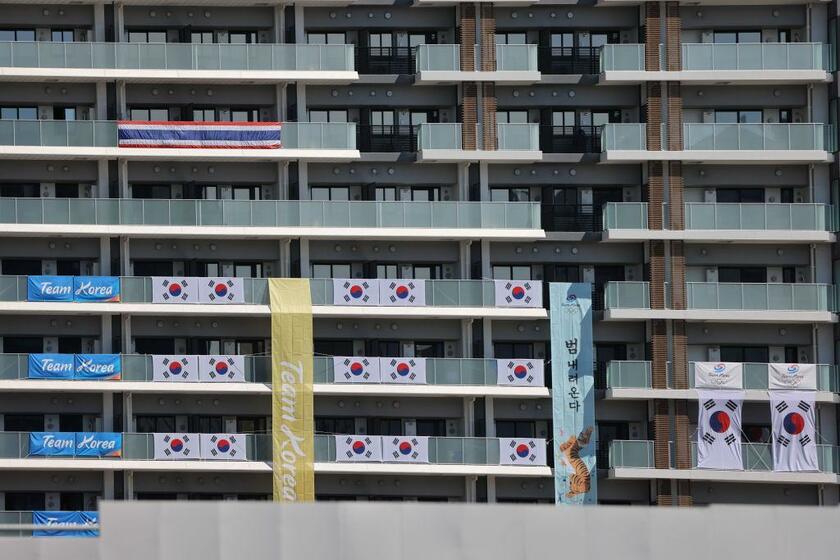 選手村で韓国選手団が掲げた垂れ幕（GettyImages）