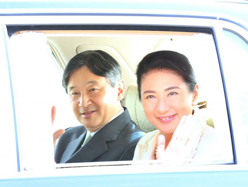 皇居に入る天皇、皇后両陛下＝２０１９年６月　（ｃ）朝日新聞社
