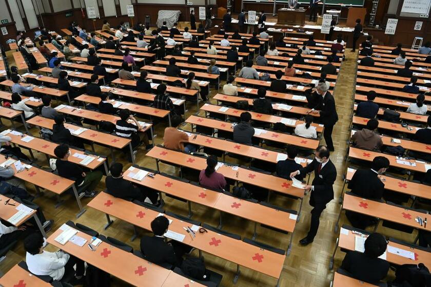 受験生の座席の間隔を空けるなど、コロナの感染対策が施されるなか第1回共通テストは実施された／1月16日、東京都文京区の東京大学　（ｃ）朝日新聞社