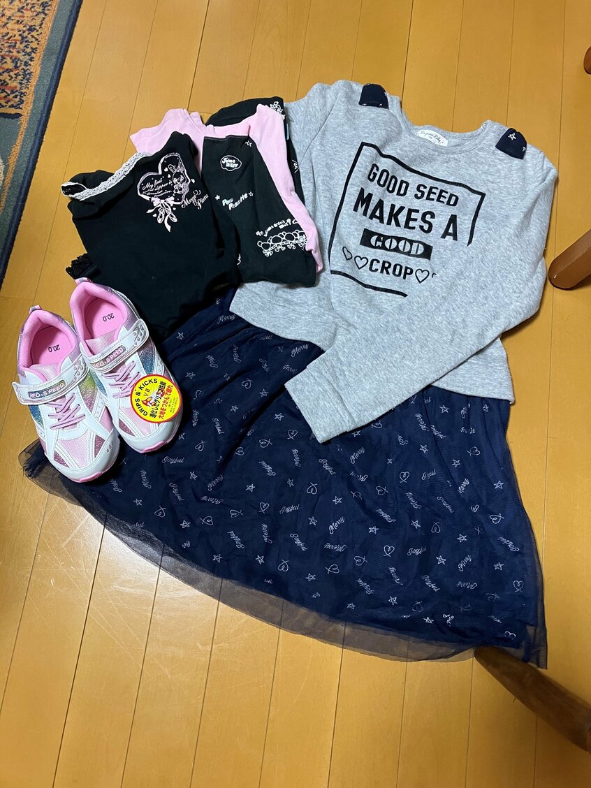 さやちゃんのために、女性が衣類バンクから分けてもらった洋服。濡れている靴しかなく、学校を休んだことがあったため、2年生の進級祝いに女性が購入した靴は、渡せないまま、いまも手元に(撮影/黒川祥子)