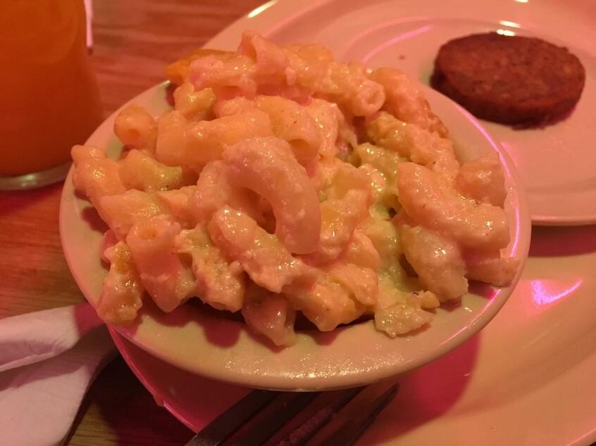 マック・アンド・チーズ。この見た目、高カロリーであることは間違いない。そういうものほど美味いのだから、仕方ないのだ!