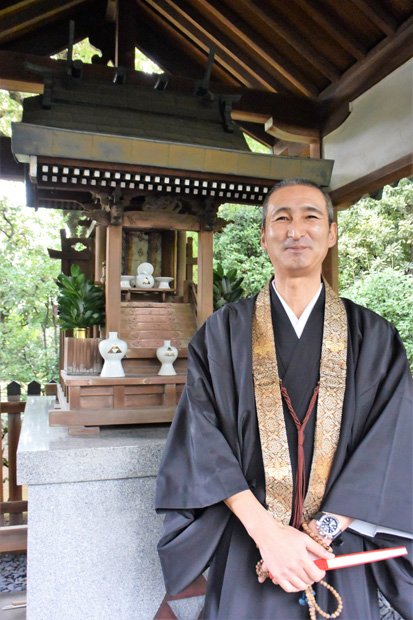 パナソニック/白龍大明神が祀られた祠の前で穏やかな表情の田中観士さん=大阪府門真市のパナソニック本社敷地内(撮影/写真部・小原雄輝)