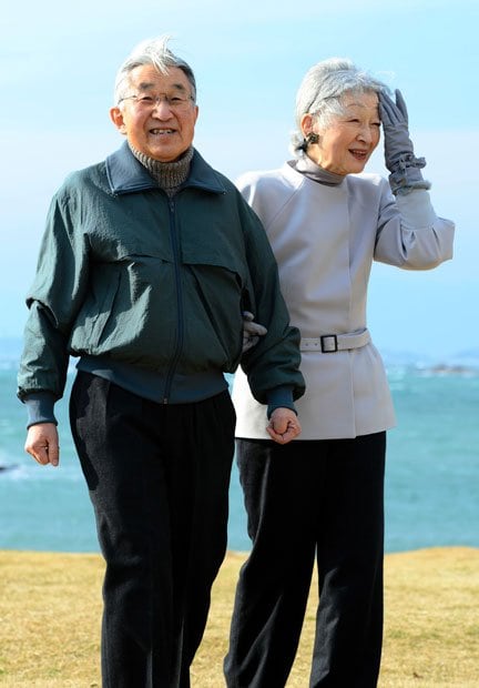 今年２月、葉山御用邸近くの海岸を散策される両陛下　（c）朝日新聞社　＠＠写禁