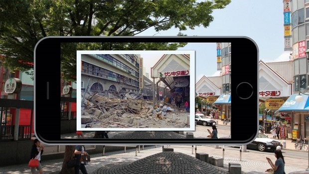 現在の街並みと、阪神・淡路大震災の写真を比較できる（神戸新聞社提供）