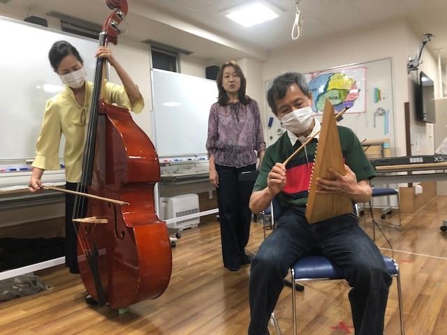 毎月1回の楽器練習会では音楽家・折山もと子さん(左)の指導も受けている(提供写真)