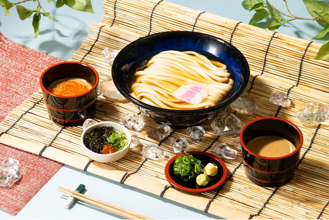 写真・図版(1枚目)| 7/2(水)~「冷やし胡麻つけうどん」が1年ぶりに帰ってきます!専用に仕立てた冷たい出汁と濃厚胡麻だれでうどんを楽しむ、涼味あふれる夏の新定番!今年は生七味を入れて楽しむ「ちょい辛」バージョンも登場!