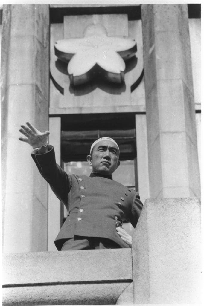 市ケ谷の陸上自衛隊東部方面総監部に乱入して、「憲法改正に決起せよ」などと演説する三島由紀夫。