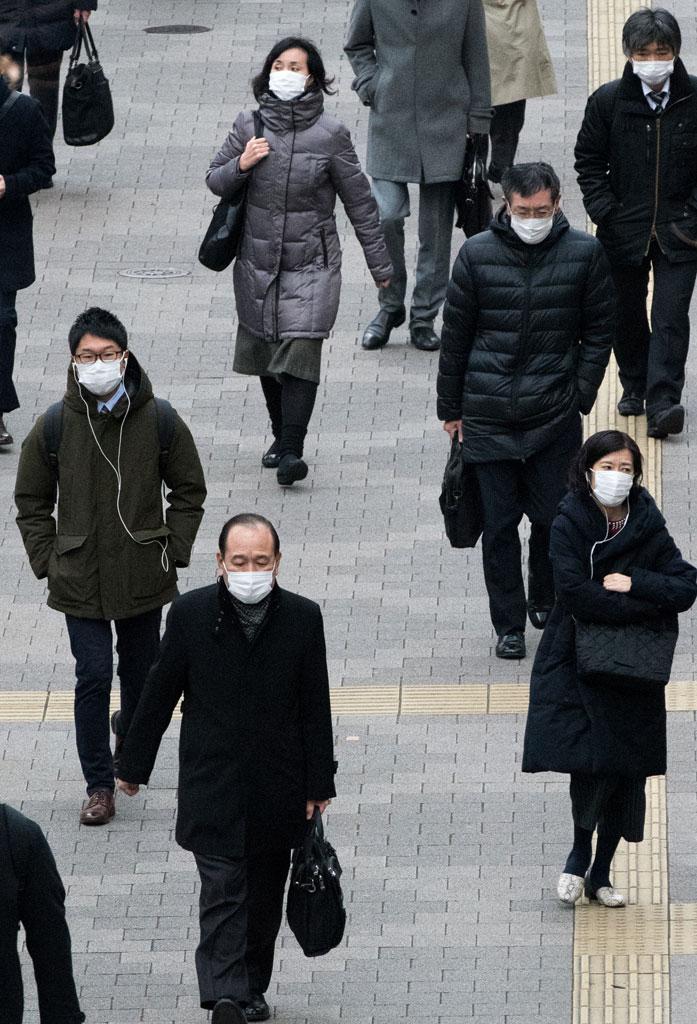 冬季の街中には風邪やインフルエンザ予防を意図してか、マスク姿の人が増える（撮影／写真部・小山幸佑）