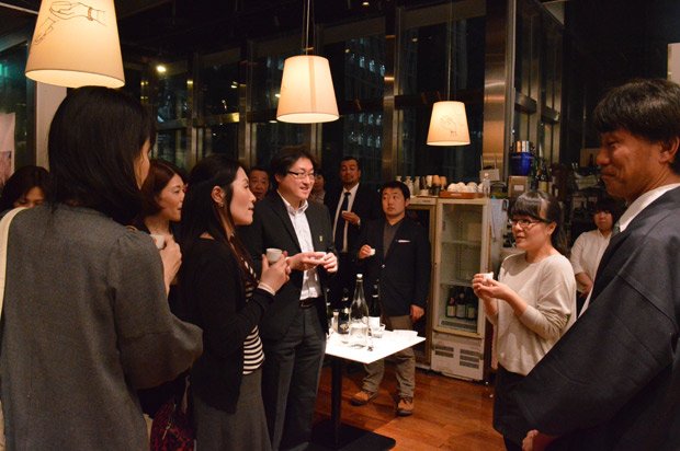 全国各地の11酒蔵の新酒発表会「11PM」会場で、乾杯直前の様子