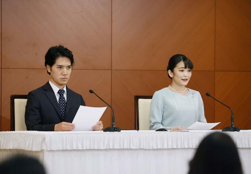 記者会見した小室圭さんと眞子さん＝２０２１年１０月２６日、代表撮影