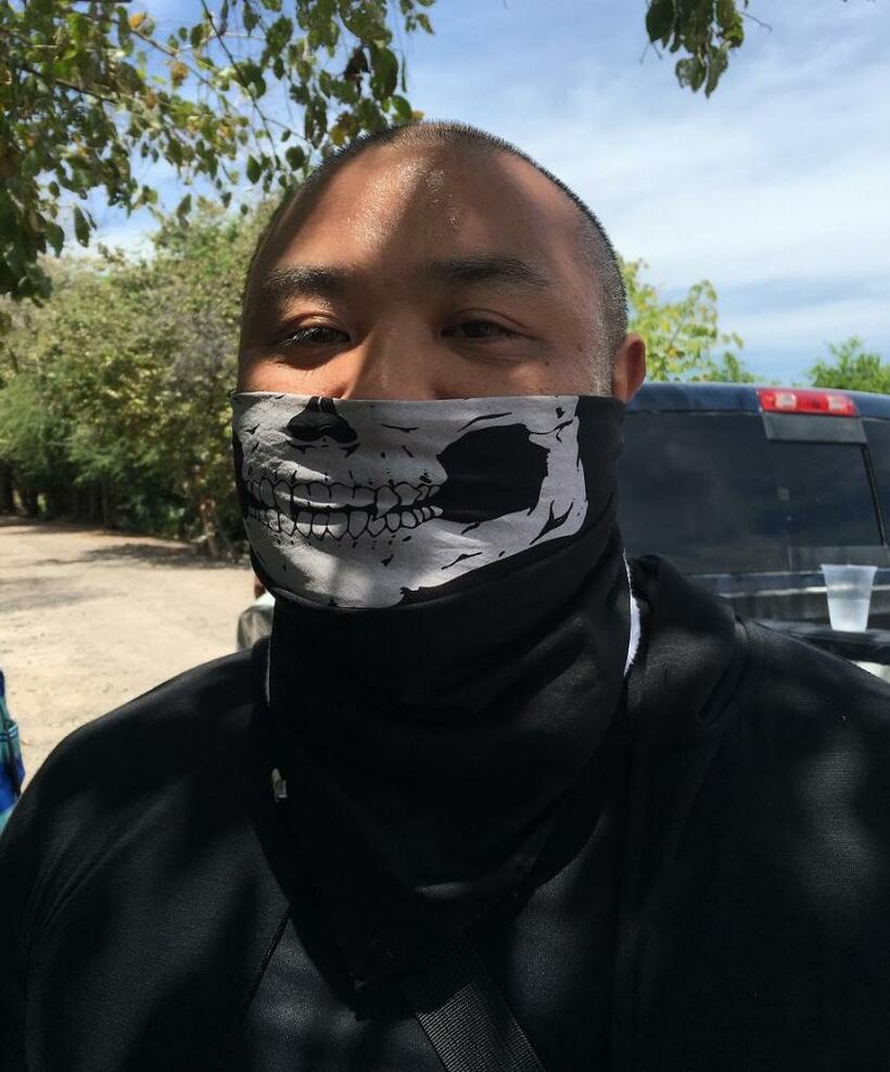 メキシコで自警団からもらった顔隠し用のスカルマスク。日本に戻ったら使いみちがまったくのゼロだった…