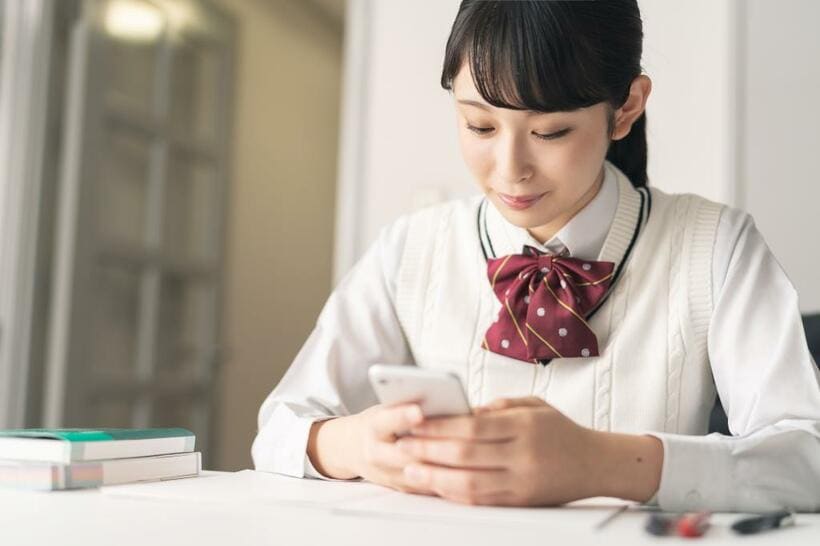 携帯をいじって、勉強時間を浪費していませんか　※写真はイメージ　(c)GettyImages