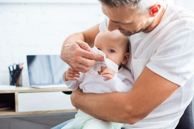 鼻づまりで赤ちゃんが苦しそうにしていると心配になる（写真／gettyimages）