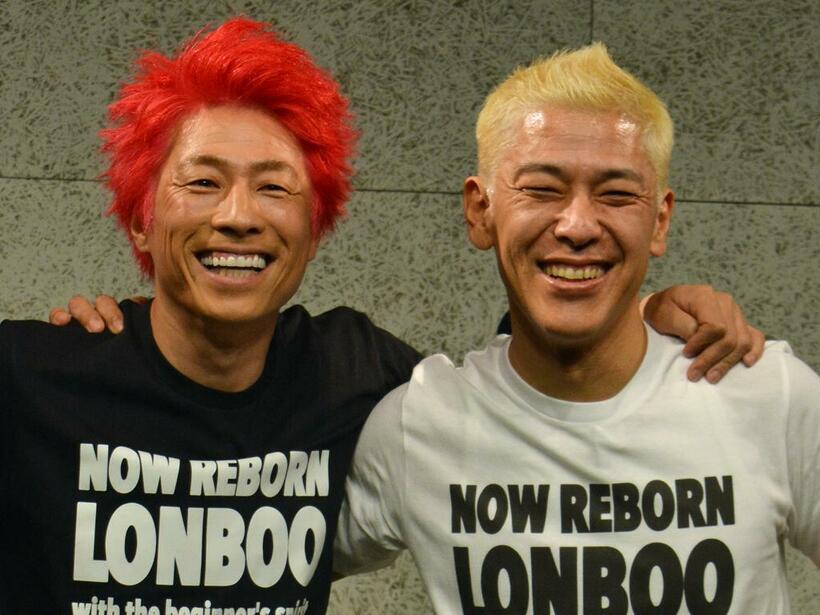 原点に戻った髪色で会見に臨んだ田村淳（左）と田村亮（ｃ）朝日新聞社