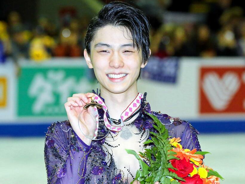 「フィギュア・カナダGP」メダルを手に笑顔を見せる優勝した羽生結弦　（ｃ）朝日新聞社