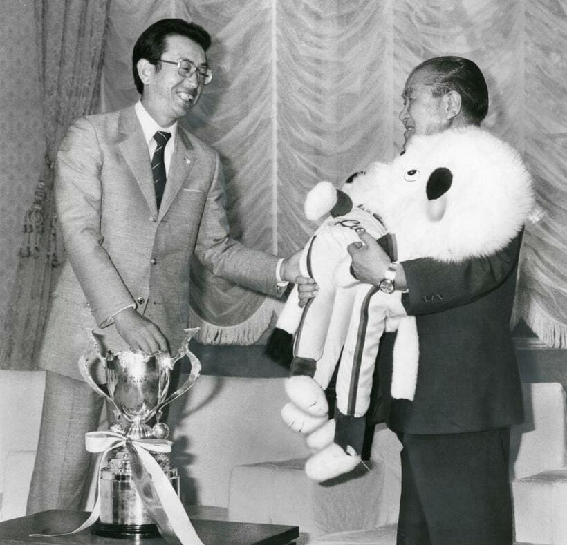 １９８２年、鈴木善幸首相を訪れて日本シリーズ優勝のあいさつをする西武の広岡達朗監督（左）　（ｃ）朝日新聞社