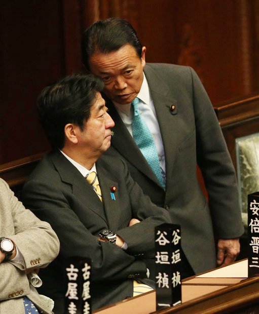 2月14日当日の国会。首相も政界の“ちょいワル”麻生氏（右）にはかなわない？　（c）朝日新聞社　＠＠写禁