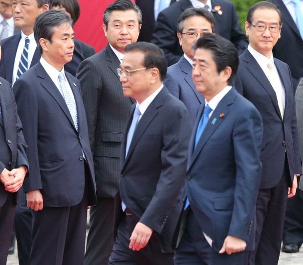 日中歓迎行事に並ぶ柳瀬唯夫氏（左）。中央は中国の李克強首相、右は安倍晋三首相。（ｃ）朝日新聞社