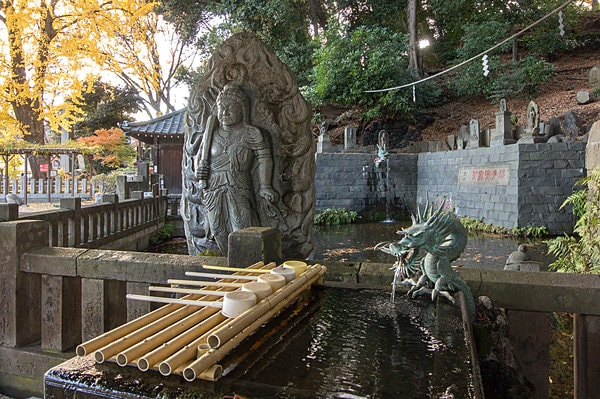 目黒不動── 天台宗滝泉寺の手水場（JR目黒駅から徒歩15分）