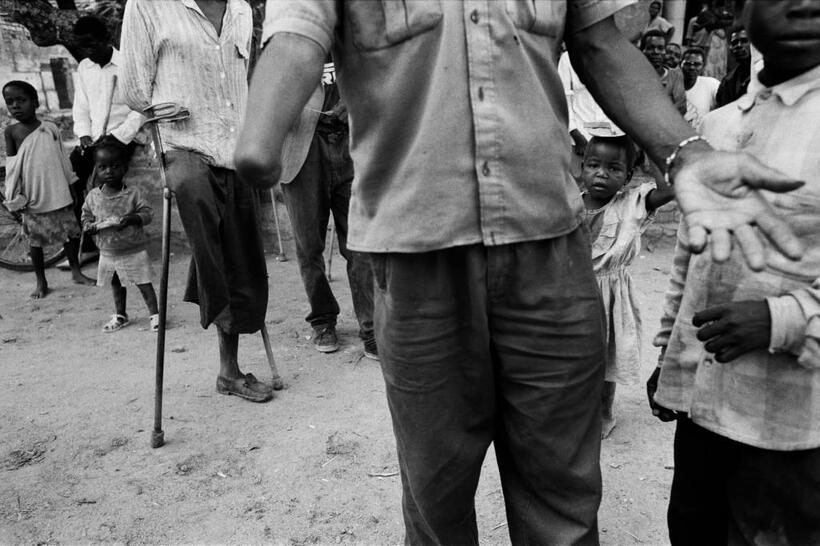 アンゴラ・ウアンボ州カアラ（2000年）。反政府武装勢力UNITAに反抗したため、見せしめに腕を切断され、精神を病んだ男性。人心に恐怖を植えつけ、抵抗心を削ぐために、四肢や指、耳などを切断する戦術が横行していた。1975年にポルトガルから独立して以来続く戦禍は、すでに四半世紀におよんでいた（撮影：渋谷敦志）