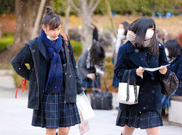 雪がちらつく中、センター試験会場に向かう受験生＝１４日午前、京都市左京区　（ｃ）朝日新聞社