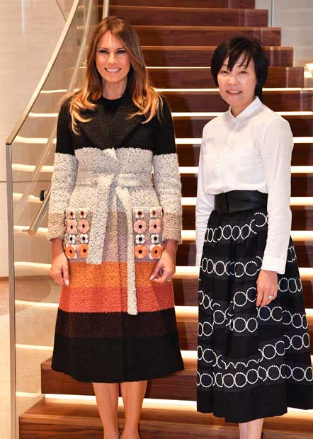 ミキモト銀座４丁目本店で記念撮影に応じるメラニア米大統領夫人（左）と安倍昭恵首相夫人　（ｃ）朝日新聞社