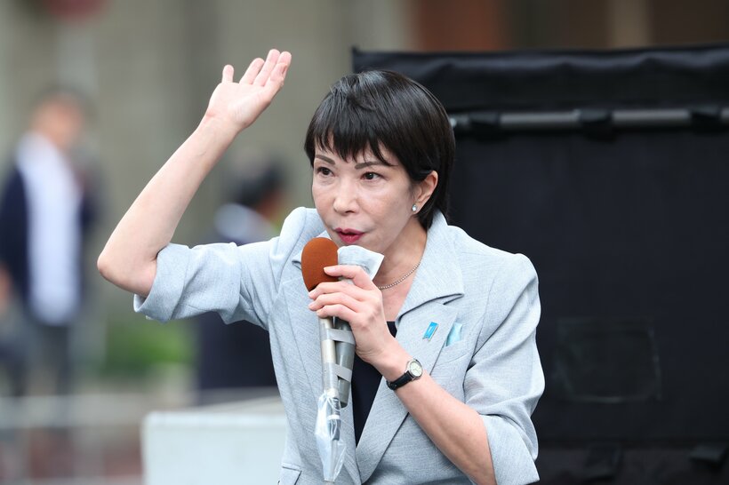 2024年の衆議院選挙で演説する自民党の高市早苗。保守層からの支持が厚い（写真：長田洋平/アフロ）