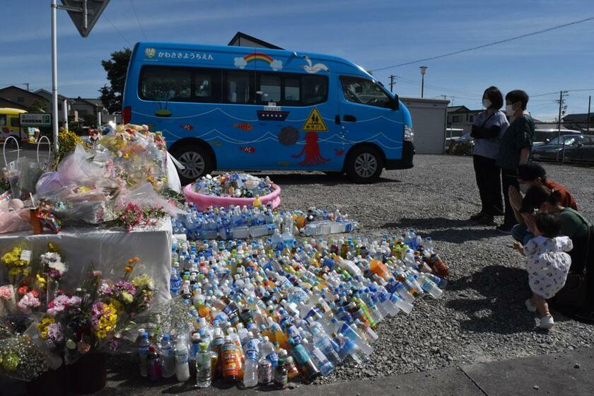 園バスに置き去りにされた園児が熱射病で死亡した事件では、バスの駐車場にたくさんのペットボトルが供えられていた