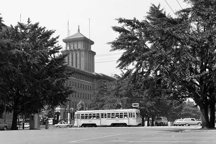 みなと大通りの街路樹と「キングの塔」を擁する神奈川県庁本庁舎の重厚なホリゾントの中に1400型のスマートなフォルムが浮かび上がる。日本大通県庁前（撮影／諸河久：1968年6月23日）