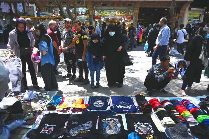 8月2日、テヘラン中心部にある大バザール（市場）の様子。店舗の外にも商品が並べられ、買い物客でにぎわっていた（撮影／飯島健太）