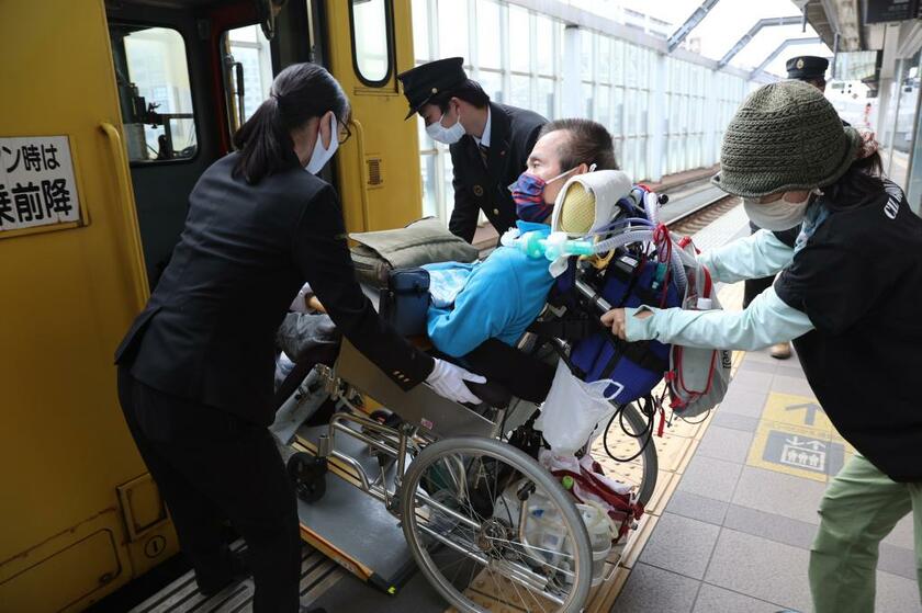 吉田春美さん（中央）ら車いす利用者は、ＪＲ九州に駅無人化反対を求め訴訟を起こした。乗降時にはスロープの設置など駅員の介助が必要で、無人駅の利用には事前予約しなければならない（ｃ）朝日新聞社