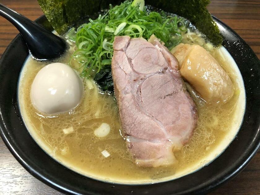 百麺の「太麺4点盛」は一杯980円。毎日お店で作る“生炊き”のスープは、濃厚ながらフレッシュだ（筆者撮影）