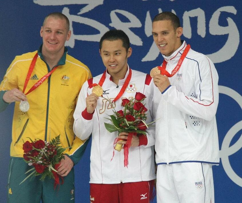 2008年北京五輪男子200メートル平泳ぎを制して、2大会連続2冠を達成した北島康介(中央) (c)朝日新聞社