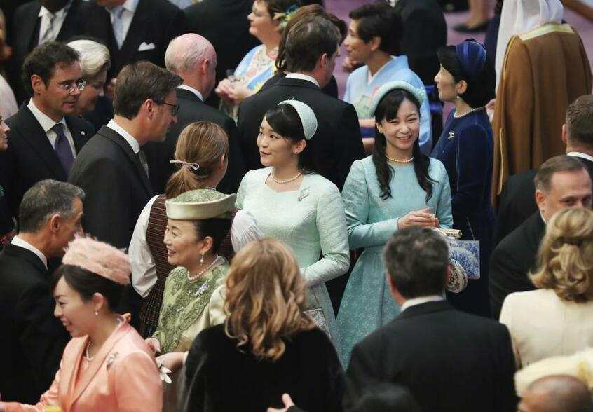 2018年 天皇誕生日の「茶会の儀」で各国の駐日大使と歓談する眞子さんと佳子さま