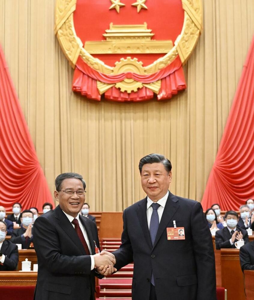 習近平氏(右)と新首相に就いた李強氏。学歴も低い叩き上げの地方役人だったが、習近平氏にかわいがられ、出世の階段をのぼった(写真:アフロ)