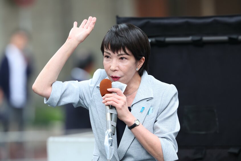 2024年の衆議院選挙で演説する自民党の高市早苗。保守層からの支持が厚い（写真：長田洋平/アフロ）