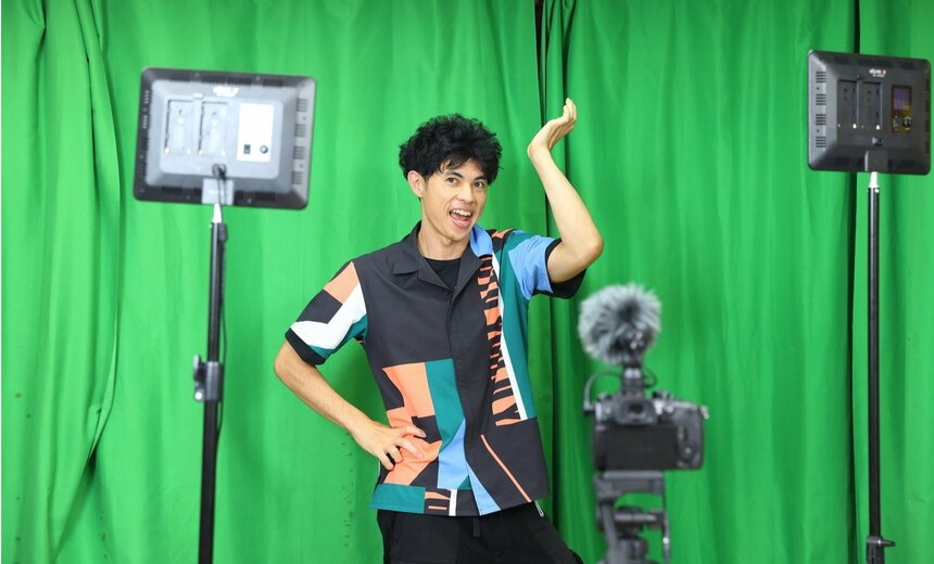 小島よしおさん（写真／松永卓也＝写真映像部）