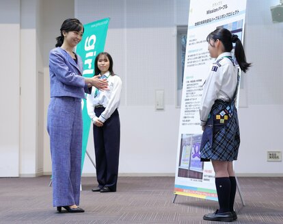ANAYI パンツスーツ 2ページ目)佳子さまに「カッコいい！」のため息 10万円超の