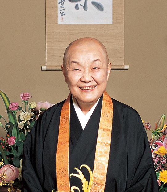 2003年5月、京都・寂庵で誕生日に届いた花に囲まれ、笑顔を見せる瀬戸内寂聴さん（写真・勝山泰佑）