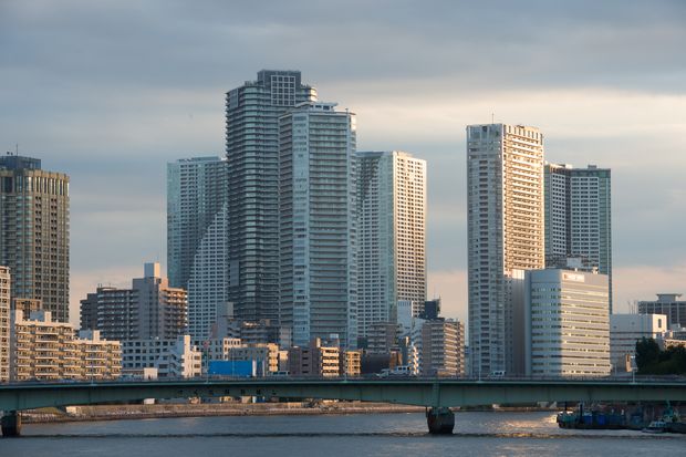 東京の湾岸エリアを中心に増え続けるタワーマンションだが、近年は郊外の物件も増加。静岡の熱海駅前には最上階の売値が５億円という物件も（撮影／写真部・岸本絢）