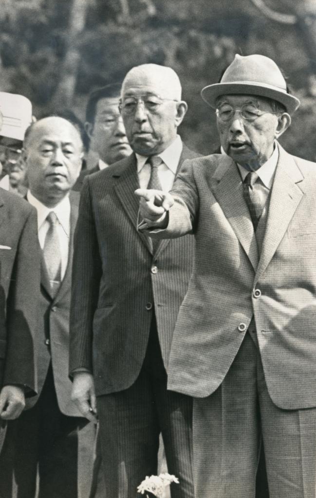 １９８５年、昭和天皇に寄り添う入江相政侍従長