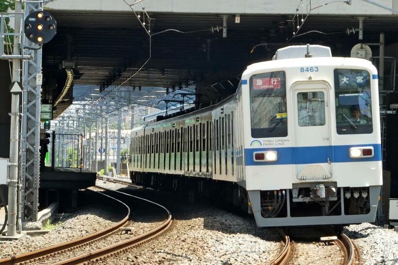 2005年に開業したつくばエクスプレスと接続するため、野田線に新設された流山おおたかの森駅を出発する8000系。（撮影／岸田法眼）