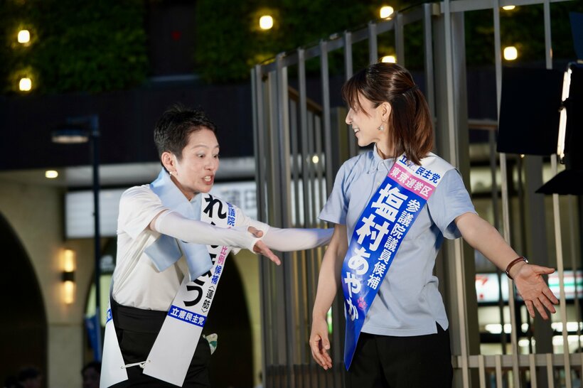 蓮舫氏（左）と塩村文夏氏