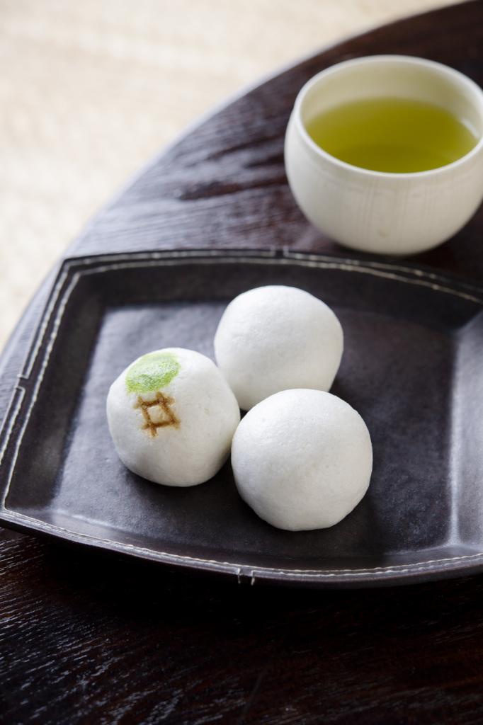 薯蕷饅頭、織部饅頭ともに1個270円。取り寄せ可［写真＝松永卓也、高野楓菜（写真映像部）、大野洋介］
