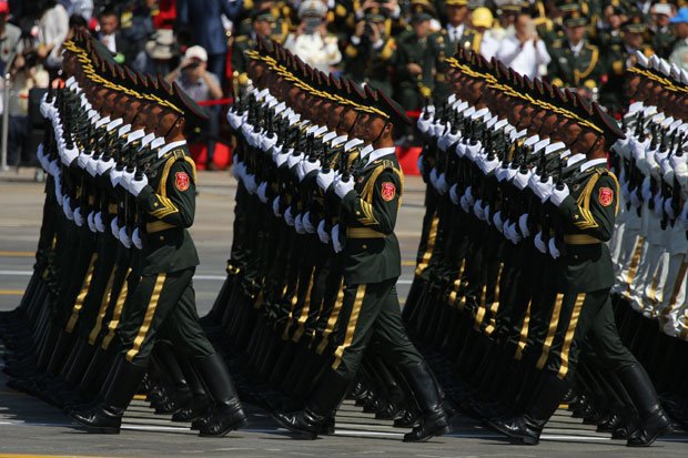 ２０１５年９月に中国・北京で行われた軍事パレードでは、米国本土を攻撃できるという大陸間弾道ミサイルも披露した　（ｃ）朝日新聞社