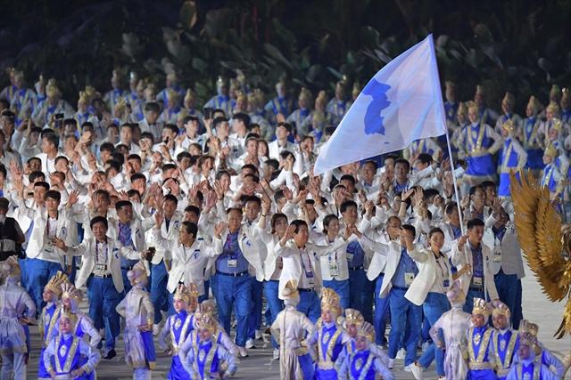 2018年2月の平昌冬季五輪開会式では「統一旗」を掲げて韓国と北朝鮮の選手たちが合同入場した＝（Ｃ）朝日新聞社