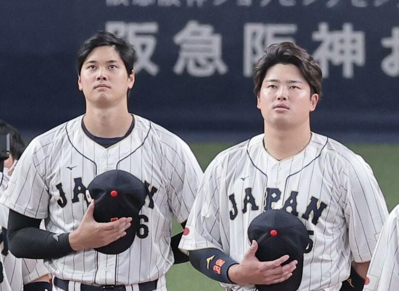 試合前、国歌斉唱する日本代表の大谷翔平と村上宗隆